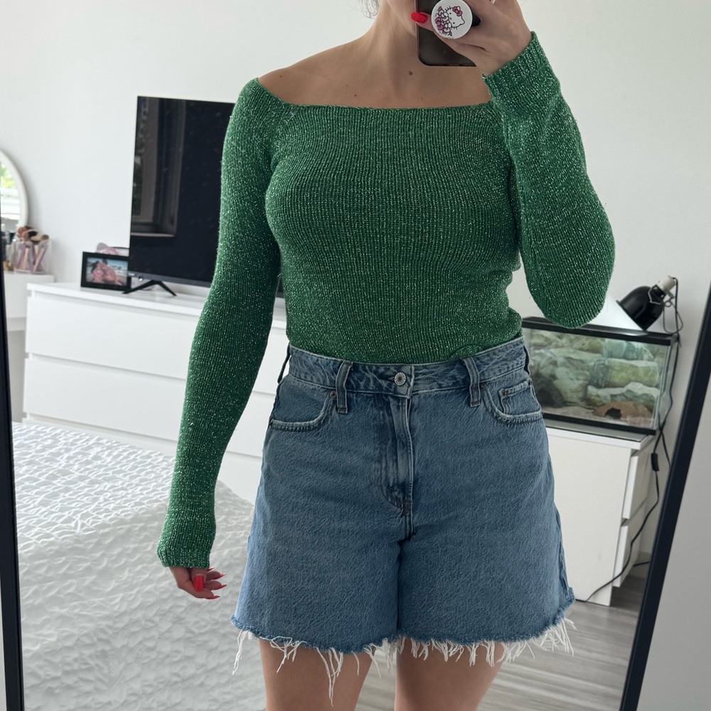 💚Sparkly green off the shoulder long sleeve💚